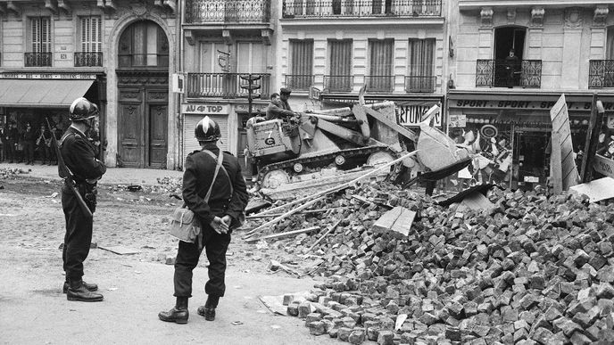 V květnu 1968 lítaly pařížskými ulicemi dlažební kostky