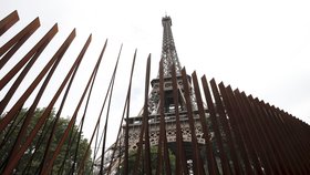 Skleněná bariéra kolem Eiffelovy věže: Pro některé bezpečnost, pro jiné ohyzdnost.