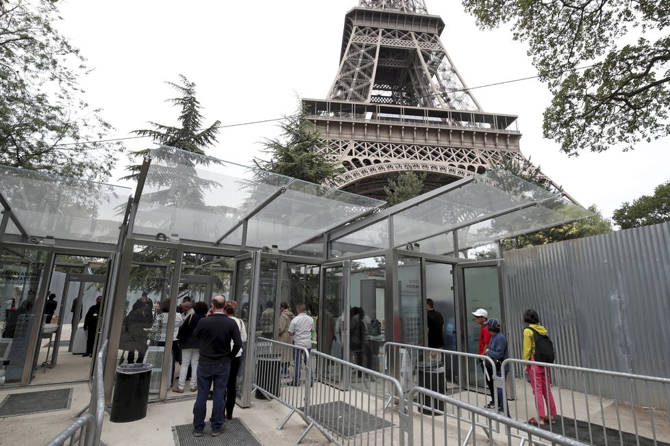 Skleněná bariéra kolem Eiffelovy věže: Pro některé bezpečnost, pro jiné ohyzdnost.