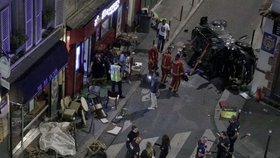 Auto vjelo do zahrádky baru v Paříži, řidič od nehody utekl