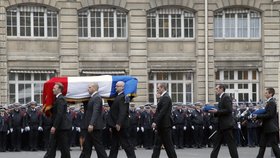 Pieta v Paříži za zavražděné policisty: Rakev Franka Brinsolara zahalili do francouzské vlajky