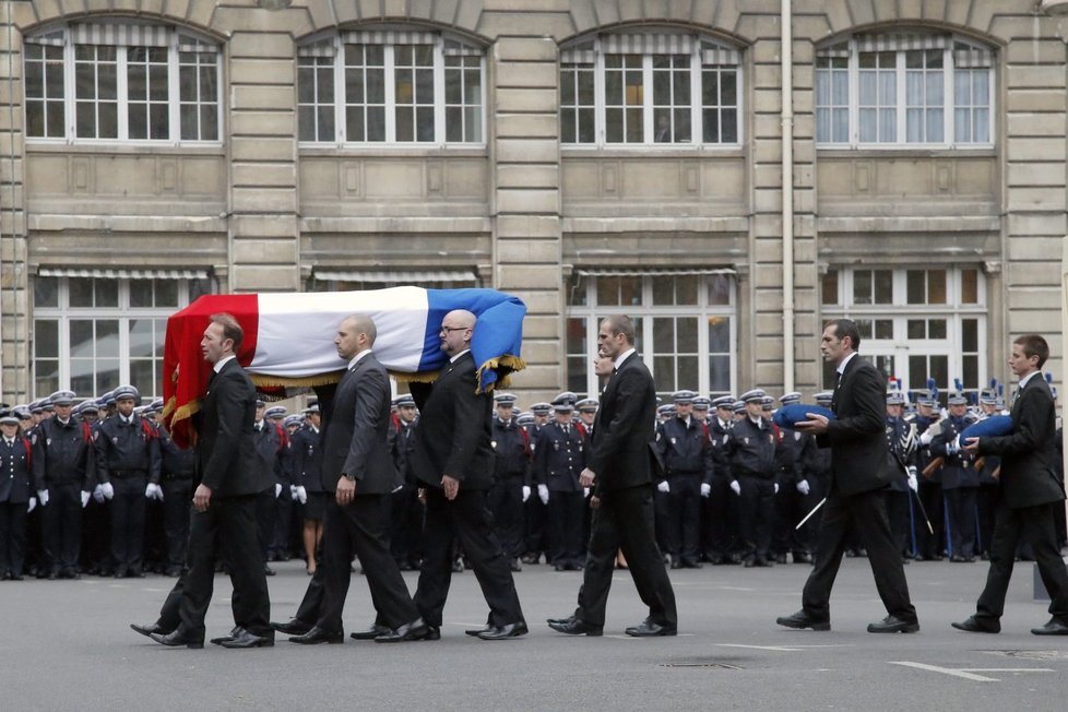Pieta v Paříži za zavražděné policisty: Rakev Franka Brinsolara zahalili do francouzské vlajky.
