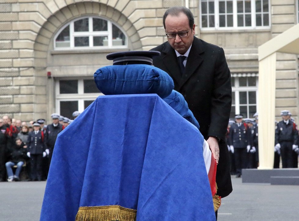 Pieta v Paříži za zavražděné policisty: Francouzský prezident Hollande u rakve policejního důstojníka Ahmeda Merabeta