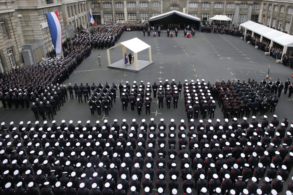 Pieta v Paříži za zavražděné policisty: Dvojici zastřelenou u Charlie Hebdo i policistku zabitou o den později na jižním předměstí