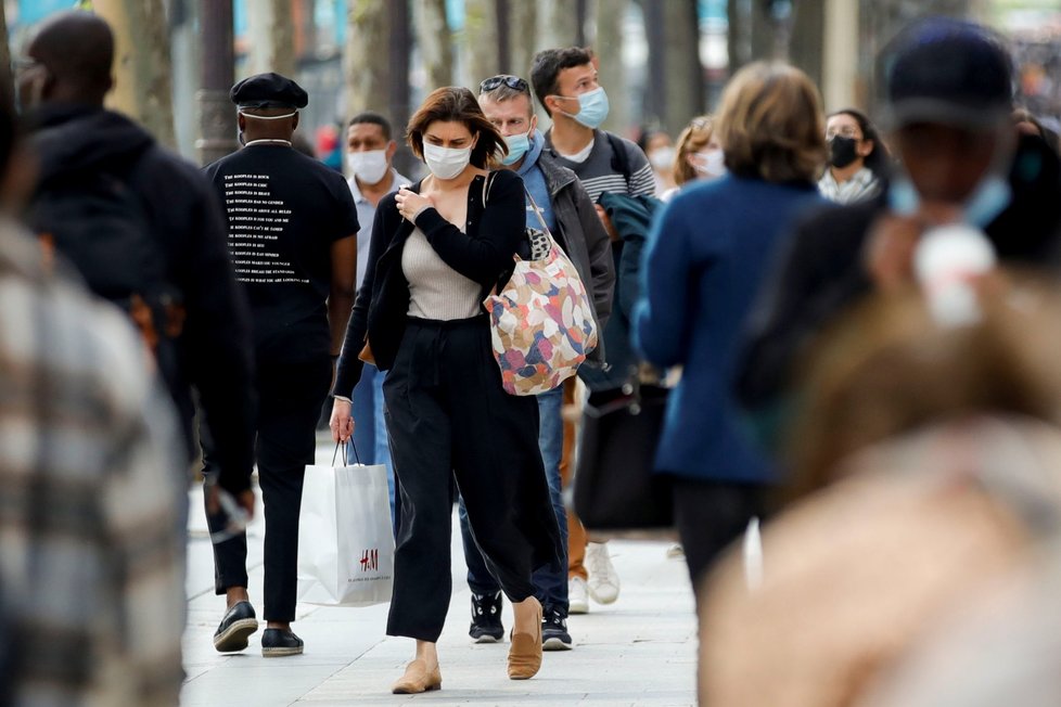 Lidé v Paříži i nadále nosí roušky na ulicích (27.5.2021)