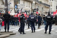 Tisíce policistů a vojáků jdou v Paříži do akce. Kvůli hrozbě teroru a fotbalu