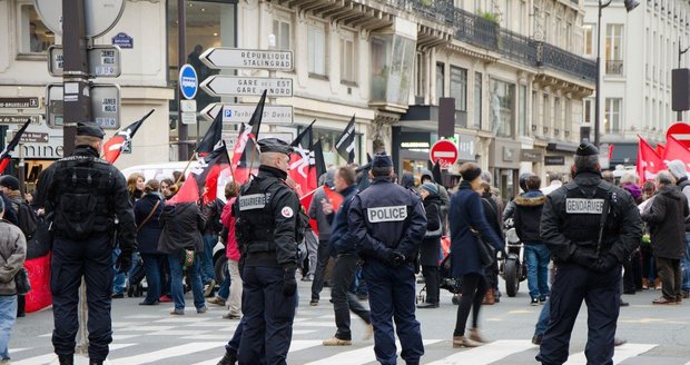 Tisíce policistů a vojáků jdou v Paříži do akce. Kvůli hrozbě teroru a fotbalu