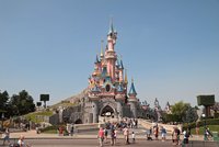 Rodinný klan posílal děti krást do Disneylandu: Když nepřinesly dost, čekalo je zneužívání a násilí