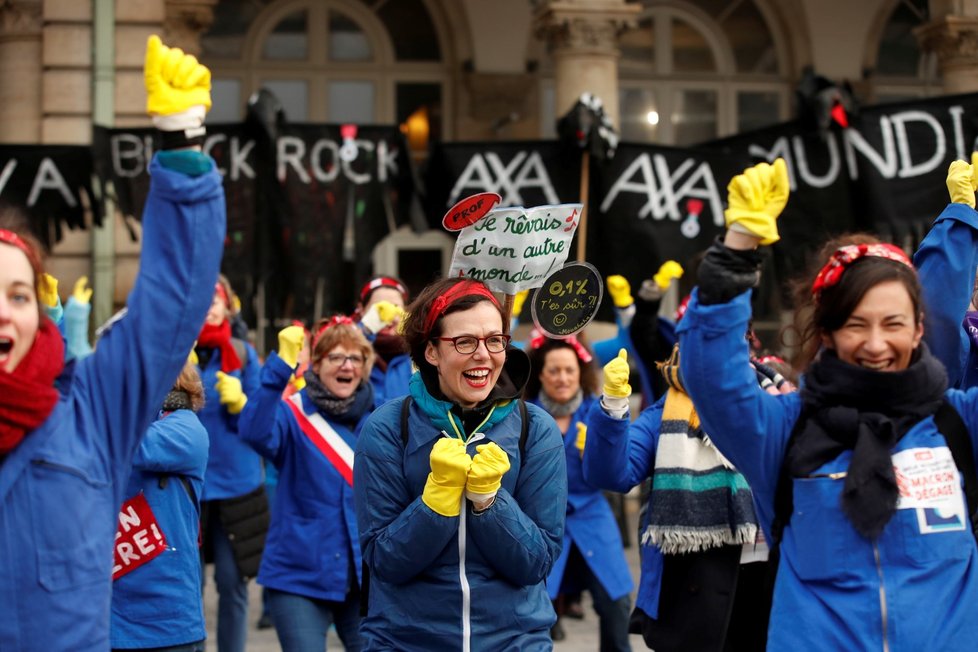 Kvůli pařížským stávkám je zavřena Eiffelova věž, její zaměstnanci se přidávají k demonstracím