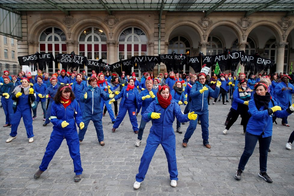 Kvůli pařížským stávkám je zavřena Eiffelova věž, její zaměstnanci se přidávají k demonstracím