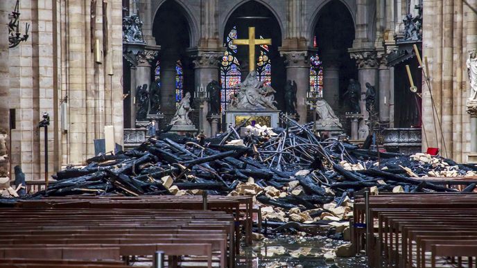 Fotografie ukazují reálný rozsah následků ničivého požáru v Notre-Dame