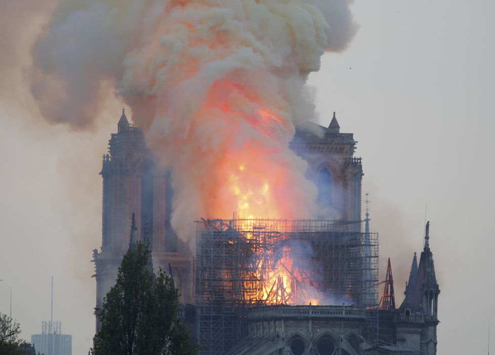 Slavná pařížská katedrála Notre-Dame začala 15.4.2019 masivně hořet