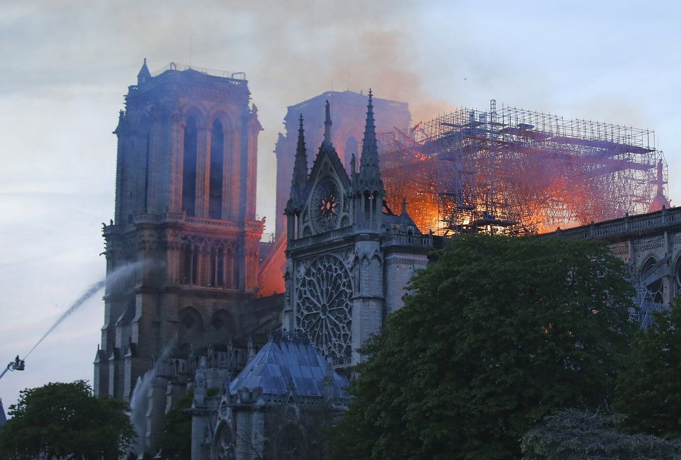 Požár v pařížské katedrále Notre-Dame