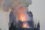 Věž pařížské katedrály Notre-Dame se kvůli mohutnému požáru 15. 4. 2019 zřítila