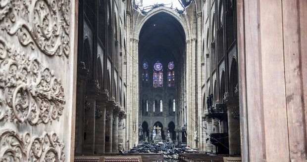 Notre-Dame je po požáru zamořený olovem, varují experti. A chrám dostane „deštník“