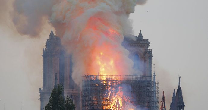 Věž pařížské katedrály Notre-Dame se kvůli mohutnému požáru 15. 4. 2019 zřítila