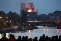 Způsobil zkázu Notre-Dame „špaček“? Dělníci při stavbě lešení kouřili, přiznala firma