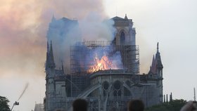 Věž pařížské katedrály Notre-Dame se kvůli mohutnému požáru 15.4.2019 zřítila
