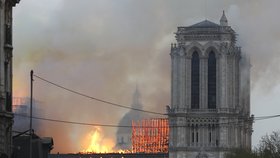 Věž pařížské katedrály Notre-Dame se kvůli mohutnému požáru 15.4.2019 zřítila