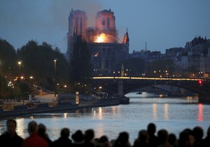 Požár v pařížské katedrále Notre-Dame