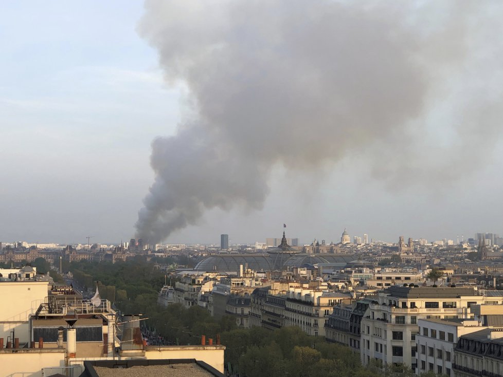 Věž pařížské katedrály Notre-Dame se kvůli mohutnému požáru 15.4.2019 zřítila.