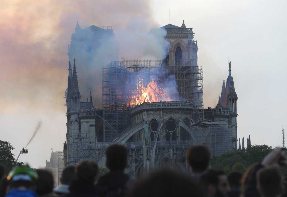 Věž pařížské katedrály Notre-Dame se kvůli mohutnému požáru 15.4.2019 zřítila