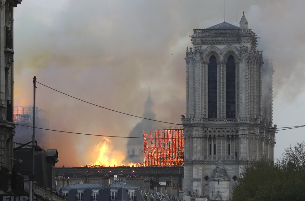 Věž pařížské katedrály Notre-Dame se kvůli mohutnému požáru 15.4.2019 zřítila