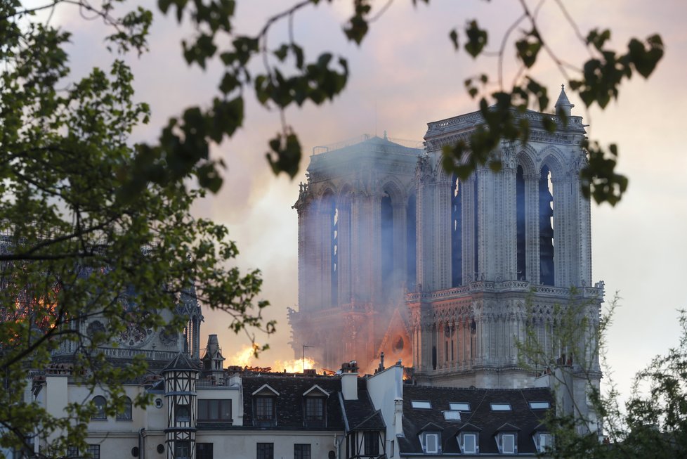 Věž pařížské katedrály Notre-Dame se kvůli mohutnému požáru 15.4.2019 zřítila