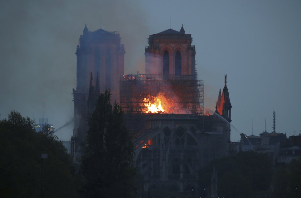 Požár v pařížské katedrále Notre-Dame