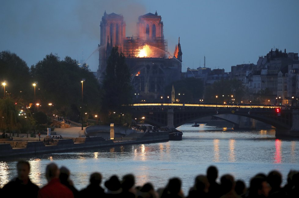 Požár v pařížské katedrále Notre-Dame