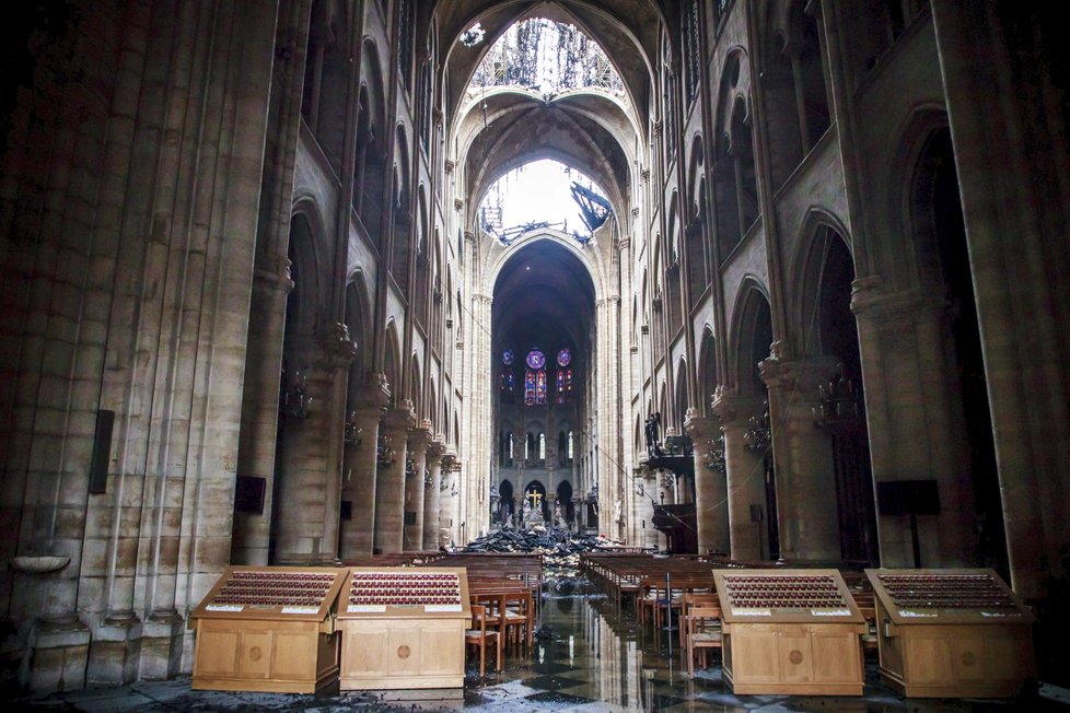 Fotografie ukazují reálný rozsah následků ničivého požáru v Notre-Dame.