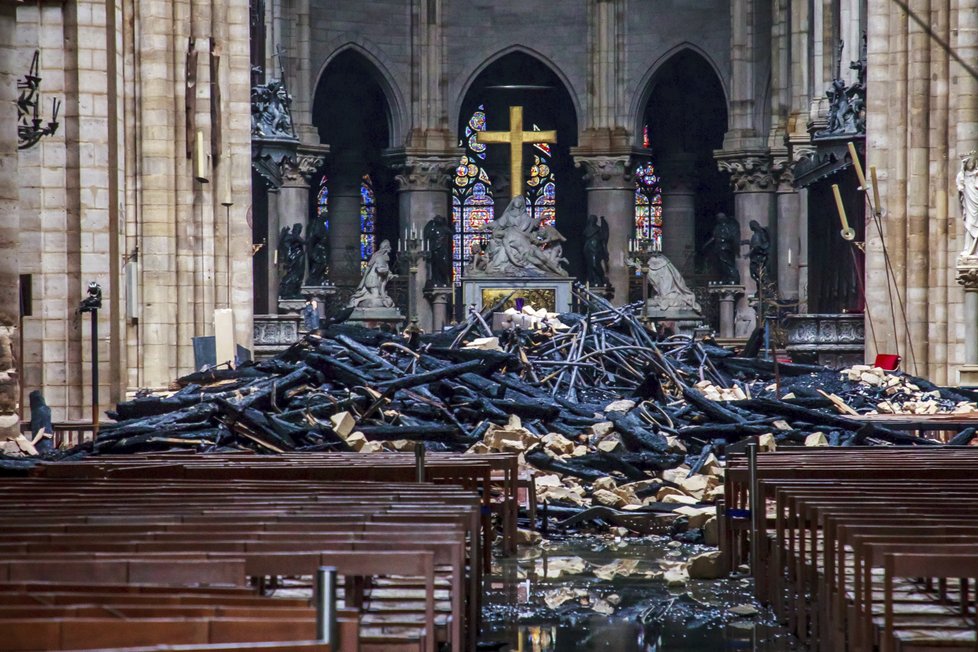 Vyhořelá katedrála Notre-Dame