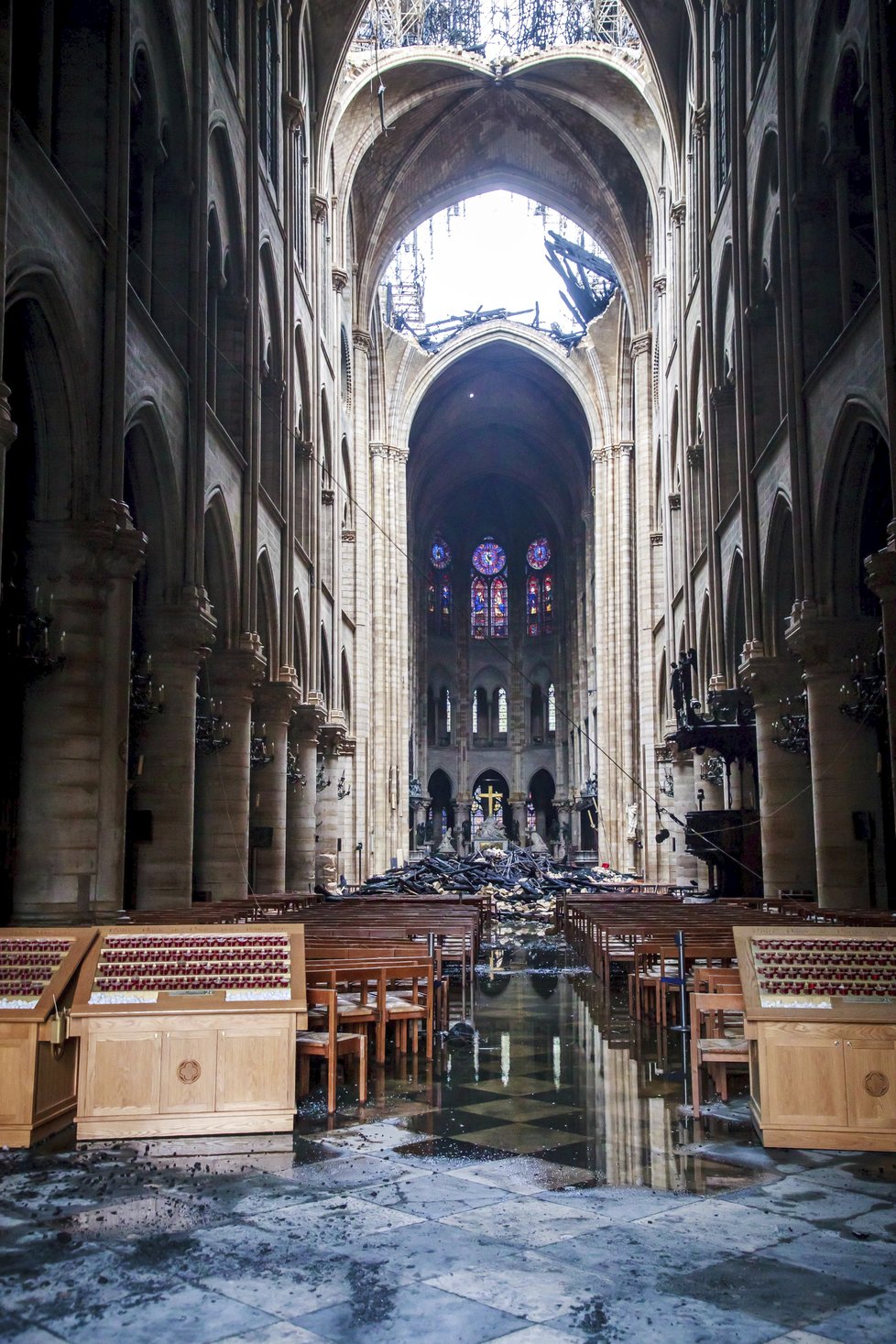 Fotografie ukazují reálný rozsah následků ničivého požáru v Notre-Dame.