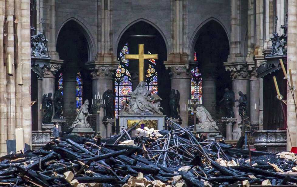 Vyhořelá katedrála Notre-Dame