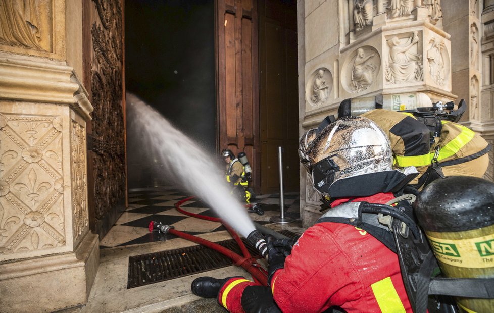 Požár katedrály v Paříži