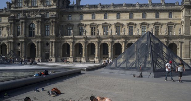 Pekelných 42,4 °C v Paříži, v rozpáleném Česku naměřili 37,2 °C. Radar sledujte zde