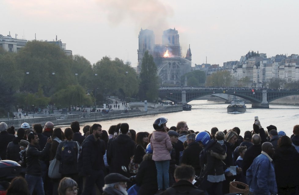 V pařížském Notre-Dame vypukl 15. 4. 2019 požár.