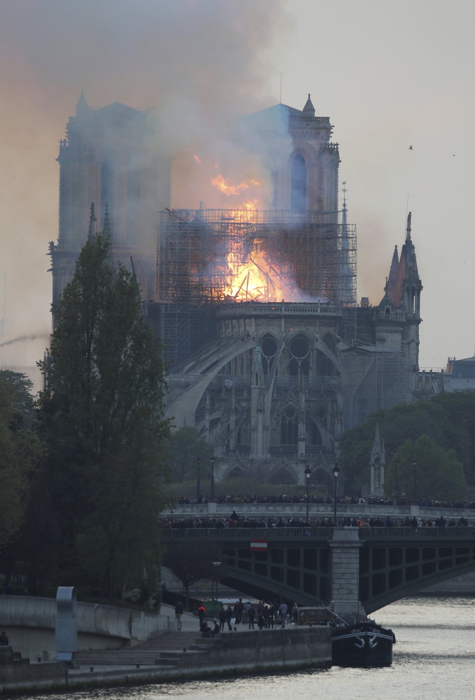 Slavná pařížská katedrála Notre-Dame začala 15.4.2019 masivně hořet