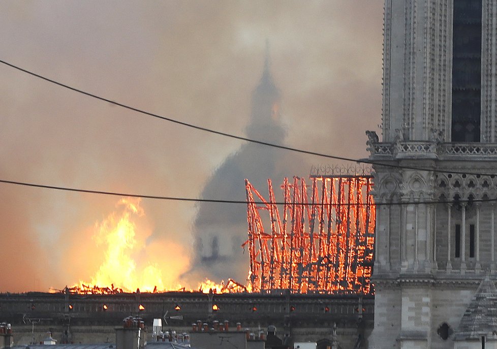 V pařížském Notre-Dame vypukl 15. 4. 2019 požár.