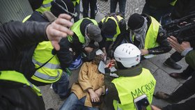 Paříž zachvátily protesty žlutých vest (8.12.2018).