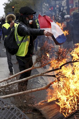 Paříž zachvátily protesty žlutých vest (8.12.2018)