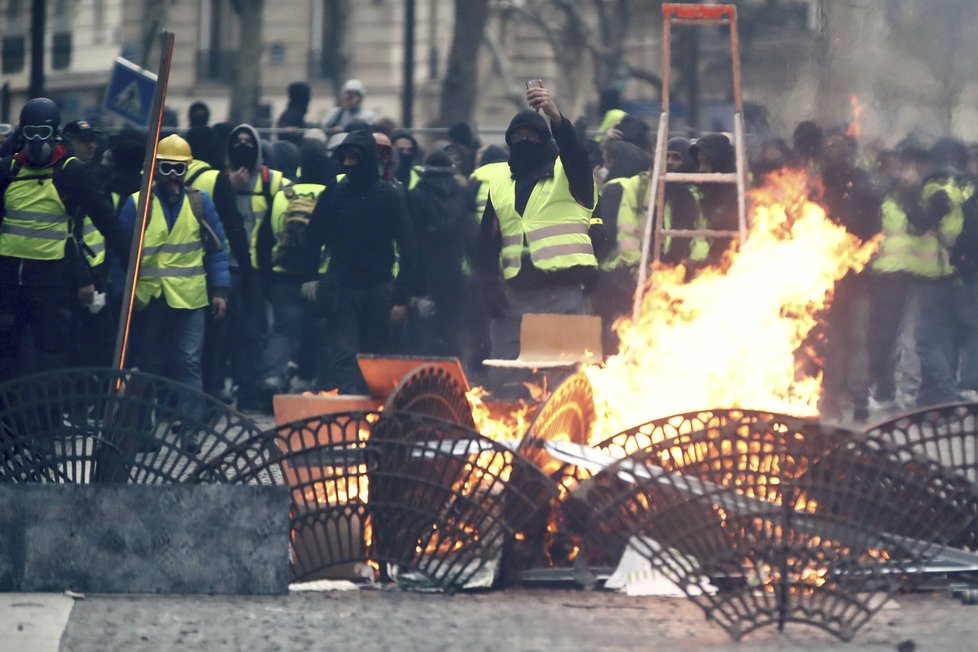 Paříž zachvátily protesty žlutých vest (8.12.2018).