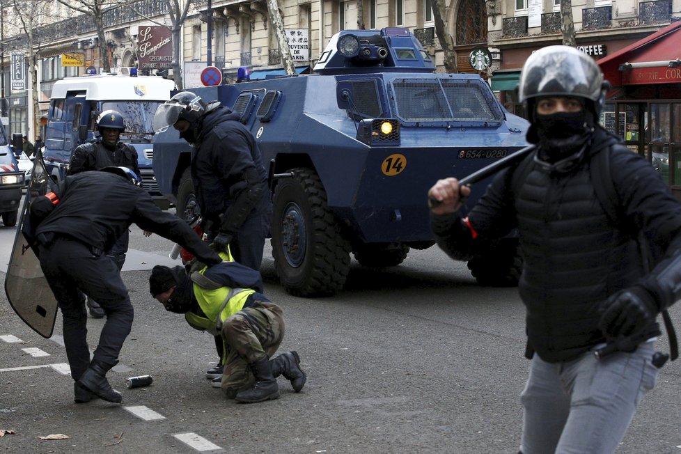 Paříž zachvátily protesty žlutých vest (8.12.2018)