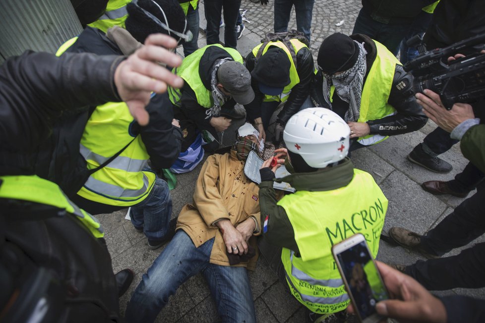 Paříž zachvátily protesty žlutých vest (8. 12. 2018)