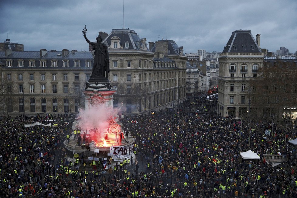 Paříž zachvátily protesty žlutých vest (8. 12. 2018)