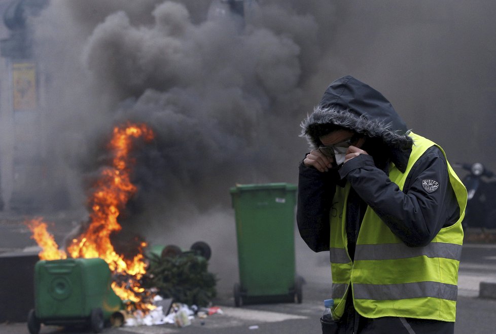 Paříž zachvátily protesty žlutých vest (8. 12. 2018)