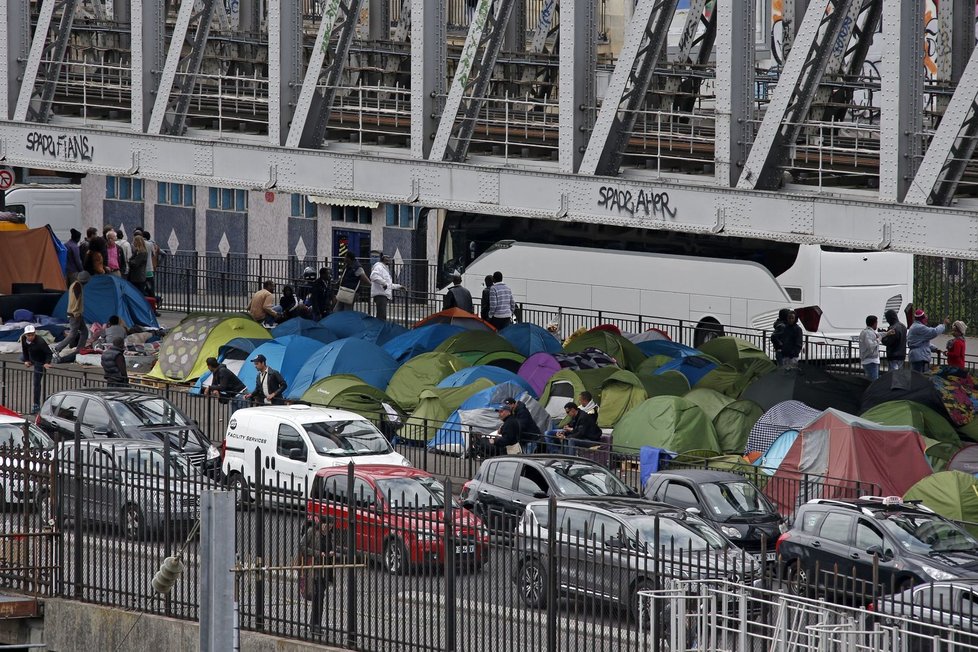 Policie v Paříži zasáhla proti tábořišti imigrantů.
