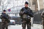 Paříž nyní připomíná město v obležení. Na každém rohu jsou po zuby ozbrojení policisté.