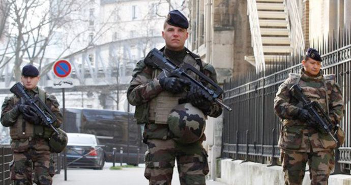 V Paříži momentálně hlídkují vojáci se samopaly a ozbrojení policisté.