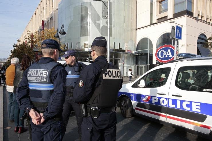 Paříž nyní připomíná město v obležení. Na každém rohu jsou po zuby ozbrojení policisté.